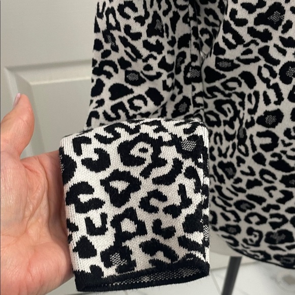 Renuar Black and White Leopard Print Cowl Neck Sweater Sz M - Picture 3 of 9